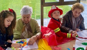 Carnavales con niños en la residencia de getxo. Ver sus caras
