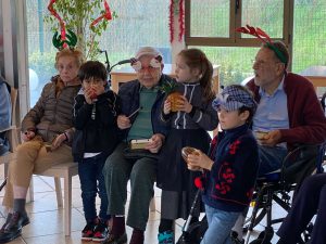 Navidades en la residencia de mayores con niños