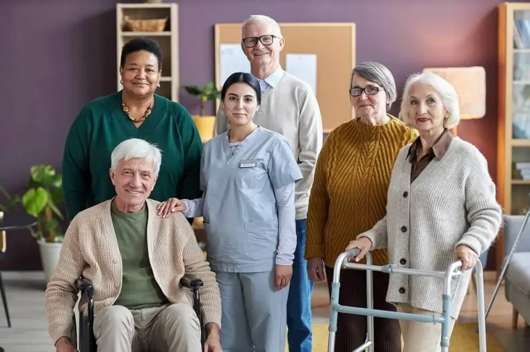 grupo de ancianos junto a una efermera en la residencia de getxo