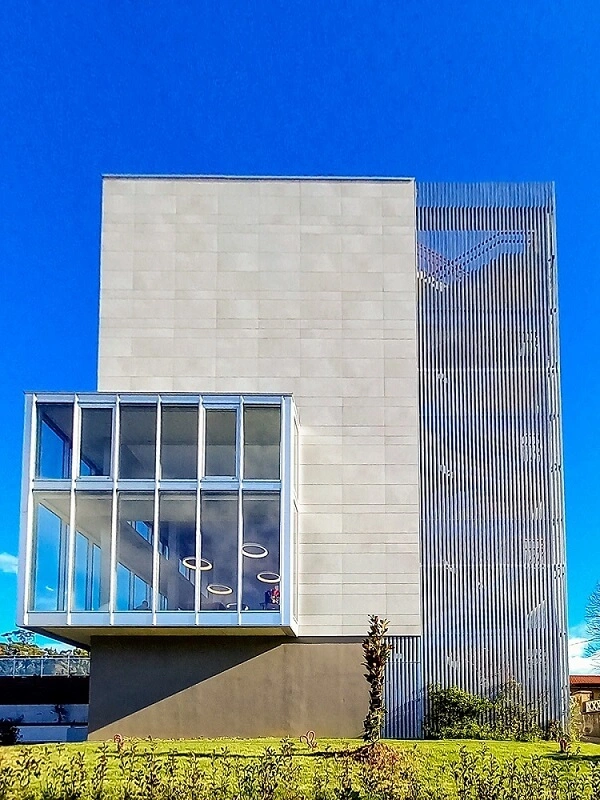 fachada del edificio nuevo de la residencia de mayores santa maria de getxo