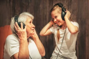anciana con nieta escuchando musica - musicoterapia en residencias