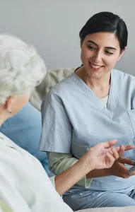 dos personas hablando en una residencia de ancianos de Leioa