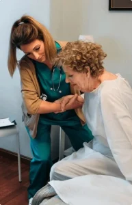Fisio atendiendo a una anciana de Berango