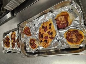 Pizzas después del horno. Curso de cocina en la residencia de mayores