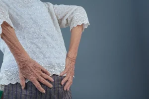mujer mayor con dolor de cadera. Fractura de cadera